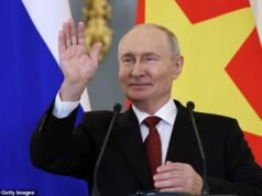 As forças do Reino Unido e dos EUA confrontam navios russos e frustram o plano de Moscou para revelar uma nova arma secreta para desativar cabos submarinos