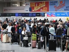 Os passageiros enfrentam mais de 50 cancelamentos à medida que as interrupções de voos entram no terceiro dia e pedem a renúncia do chefe do controle de tráfego aéreo