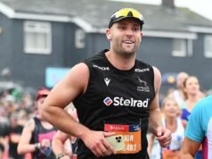 Família e amigos participam da Great North Run em memória do jogador de rugby que desmaiou e morreu durante a meia maratona