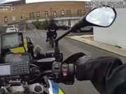 Repressão de Londres aos temidos ladrões de telefones de bicicletas elétricas: Momentos em que os policiais perseguem os ladrões pelas calçadas, parques e ruas baixas enquanto o Met prende 187 em uma operação em toda a capital