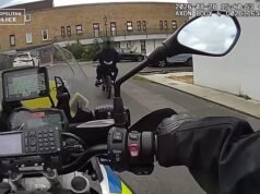 Repressão de Londres aos temidos ladrões de telefones de bicicletas elétricas: Momentos em que os policiais perseguem os ladrões pelas calçadas, parques e ruas baixas enquanto o Met prende 187 em uma operação em toda a capital