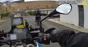Repressão de Londres aos temidos ladrões de telefones de bicicletas elétricas: Momentos em que os policiais perseguem os ladrões pelas calçadas, parques e ruas baixas enquanto o Met prende 187 em uma operação em toda a capital
