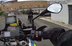 Repressão de Londres aos temidos ladrões de telefones de bicicletas elétricas: Momentos em que os policiais perseguem os ladrões pelas calçadas, parques e ruas baixas enquanto o Met prende 187 em uma operação em toda a capital