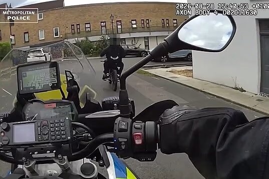 Repressão de Londres aos temidos ladrões de telefones de bicicletas elétricas: Momentos em que os policiais perseguem os ladrões pelas calçadas, parques e ruas baixas enquanto o Met prende 187 em uma operação em toda a capital