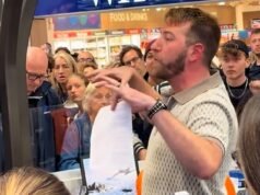 ‘Herói de Gatwick’ torna-se megafone humano para ajudar a sobrecarregada equipa da easyJet a gerir passageiros irritados quando os voos são interrompidos