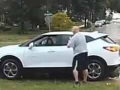 Momento intitulado proprietário de casa grita com motorista idoso depois de dirigir em seu gramado durante uma chuva torrencial