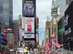 A inauguração de Charlie Kirk na Times Square se transforma no caos enquanto os manifestantes se chocam no aniversário de sua morte
