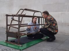 Chris Packham se junta a uma mulher que se trancou em uma jaula de porcos por três semanas em Trafalgar Square para protestar contra a pecuária industrial