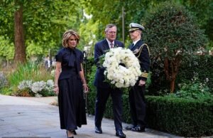 Londres lembra o 11 de setembro: o embaixador dos EUA, Warren Stephens, deposita uma coroa de flores com sua esposa em Grosvenor Square para marcar o 25º aniversário dos ataques terroristas