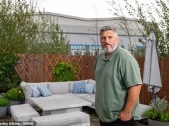 O proprietário gasta £ 170.000 da casa dos seus sonhos depois de construir quatro mega armazéns de 60 pés ao lado