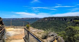 Mulher sofre ferimento na cabeça após cair de 30 metros do penhasco de Blue Mountain enquanto escalava com grupo