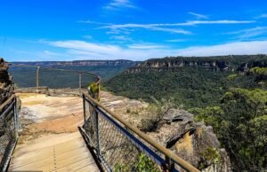 Mulher sofre ferimento na cabeça após cair de 30 metros do penhasco de Blue Mountain enquanto escalava com grupo