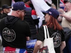 Manifestantes anti-imigrantes marcham em Portsmouth enquanto a polícia os alerta para não cobrirem o rosto depois de prometerem fazer mais prisões