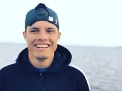 Uma migrante afegã acusada de matar uma trabalhadora humanitária britânica e de enfiar o seu corpo numa mala foi “severamente espancada” numa prisão grega.