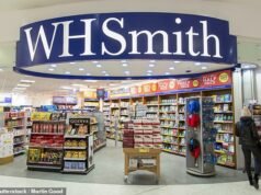 WHSmith acusado de ‘austo de preços’, já que as lojas do aeroporto cobram dos turistas £ 2,69 por pólos