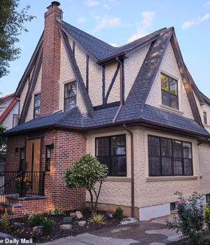 111215343-16126795-President_Donald_Trump_s_childhood_home_in_New_York_has_sold_for-a-41_17892690176.avif