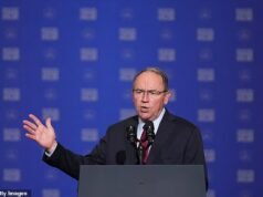 O legislador republicano Tom Tiffany enfrenta uma terrível emergência de avião ao ser forçado a nadar para salvar sua vida após o avião afundar