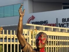 Estátua de Charlie Kirk do lado de fora da sede da Turning Point, no Arizona, desfigurada por vândalos dias após a inauguração
