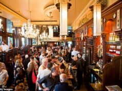 Centenas dos principais pubs, hotéis e restaurantes da Grã-Bretanha apelaram a Andy Burnham para reduzir o IVA da hospitalidade, o que poderia salvar milhares de empregos.