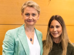‘Ela não responde minhas cartas’: a obsessão por ‘celebridades’ de Yvette Cooper, MP irrita o secretário de saúde depois de conhecer a estrela do Made in Chelsea, Louise Thompson, sobre trauma de nascimento