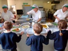 As escolas enfrentam cortes de pessoal para pressionar por uma mudança na alimentação saudável do Partido Trabalhista, alertam os diretores, já que os alimentos fritos são proibidos e as lentilhas se tornam obrigatórias