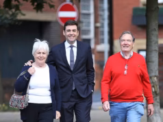 Andy Burnham agradece aos rivais políticos pelo ‘calor e compaixão’ ao retornar ao cargo depois que seu pai morre de Alzheimer