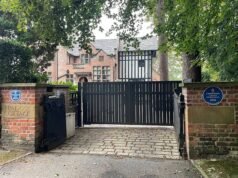 O chefe de uma empresa de direção da Bentley falhou em sua tentativa de remover as históricas placas azuis da Rolls-Royce dos postes do portão de sua mansão de £ 3 milhões em Cheshire.