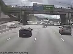 Imagens de tirar o fôlego da câmera do painel mostram o carro preso na rodovia e capotado várias vezes