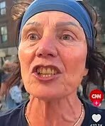 Enquanto o presidente Connolly apertava a mão de Donald Trump, a poucos quilómetros de distância, em Arras, a sua irmã foi filmada a fazer o discurso chocante na televisão dos EUA.