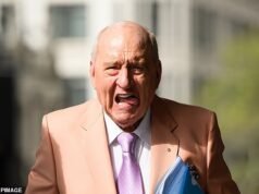 Famoso atleta australiano disse ao tribunal que Alan Jones supostamente a beijou e apalpou sua genitália depois de enviar mensagens de ‘Eu te amo’