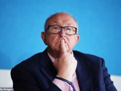 O chefe de polícia pode ser forçado a cancelar uma turnê de palestras no teatro com 127 datas em meio a críticas generalizadas de que isso interferirá nas operações diárias