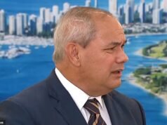 Momento selvagem O prefeito de Gold Coast diz ao repórter da ABC para ‘calar a boca’ durante acalorada coletiva de imprensa sobre Donald Trump