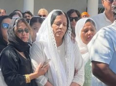 Mãe chora na frente do caixão da filha depois que ela foi morta a tiros ‘por um imigrante ilegal perseguidor’ enquanto a polícia admite que tinha um mandado de prisão para o homem, mas não conseguiu encontrá-lo