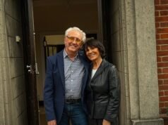 Tony Christie, 83, elogiou a esposa Sue, que ‘apoia’, por ser ‘sua rocha’ em meio à batalha contra a demência, enquanto ele promete continuar atuando e diz que seus ‘joelhos vão pará-lo mais rápido do que seu cérebro’
