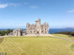 Um castelo escocês em uma propriedade de 3.000 acres chegou ao mercado por £ 9 milhões – com 18 quartos e seu próprio rebanho de gado.