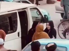 Mulher afegã revida enquanto a polícia moral do Taleban tenta forçá-la a entrar em uma van durante uma nova repressão brutal em Cabul