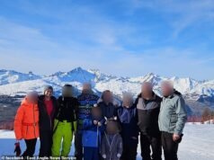 Uma contadora credenciada, mãe de dois filhos, que roubou £ 40.000 de seu empregador para financiar uma viagem de esqui nos Alpes, foi presa