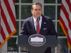 O chefe do DOJ de Trump transpira durante a primeira coletiva de imprensa enquanto faz comentários estranhos sobre o amigo oligarca russo de Don Jr.