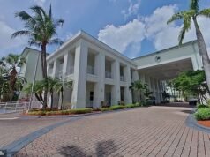 A estadia de um casal em um hotel spa em Miami se transforma em um pesadelo depois que eles encontram um homem debaixo da cama no meio da noite.