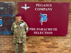 A funcionária de escritório é a primeira mulher reservista do exército a passar no difícil teste de admissão ao regimento de pára-quedas