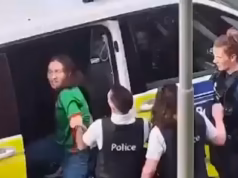 Policial belga filmado esbofeteando brutalmente mulher algemada durante prisão