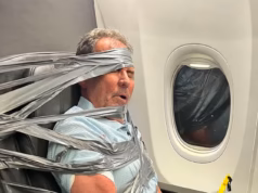 Passageira de avião do inferno que teve que ser presa com fita adesiva em seu assento depois que um colapso de um quilômetro de altura quebrou seu silêncio