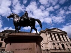 O Banco da Inglaterra manteve as taxas em 3,75%, mas alertou que os custos dos empréstimos poderiam aumentar no próximo mês em meio a temores de inflação.