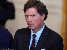 A impressionante afirmação de Tucker Carlson de que a ordem para encobrir os arquivos de Epstein veio “diretamente” de Trump