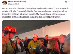 A prefeita Karen Bass enfrenta reação negativa por foto de ‘mau gosto’ na cena do acidente de helicóptero do LA News que matou 3 pessoas