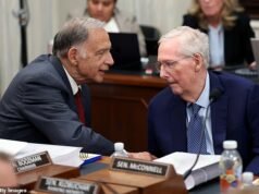 Momento emocionante, Mitch McConnell, 84, em cadeira de rodas, discursa na reunião do Senado para saber o que fazer.