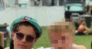 Garoto de escola particular de elite transforma sorrisos de advogado famoso enquanto busca fiança para retornar à mansão da família depois de enfrentar acusações de estupro, estrangulamento e agressão