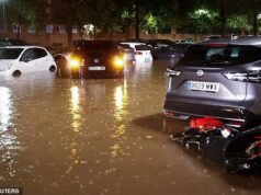 Ruas inundadas na Espanha após o verão mais quente já registrado no país: equipes de resgate entram para salvar uma mulher afogada