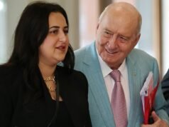 O atleta proeminente Alan Jones disse ao julgamento que congelou após um suposto beijo: ‘Não consigo tirar isso da minha memória’