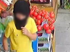 Crianças vestidas com balaclavas de apenas cinco anos roubam lojas de esquina enquanto seus pais esperam do lado de fora